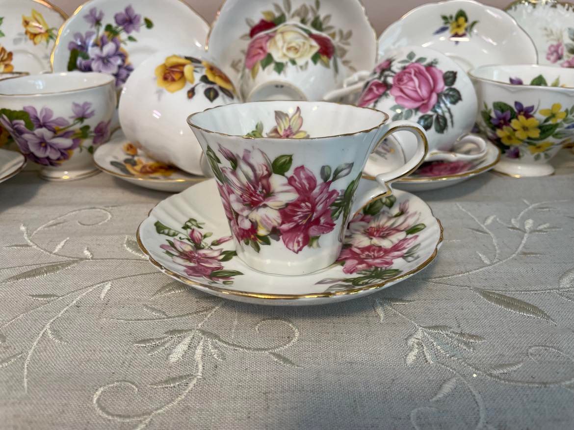Vintage Royal Standard 'Ramona' Pattern Tea Cup & Saucer Set