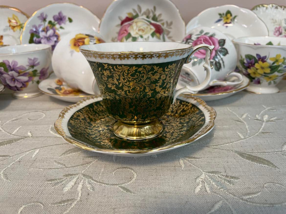 Royal Albert 'Buckingham Series' Tea Cup & Saucer Set
